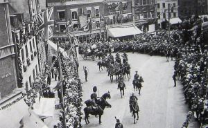  Inauguration of the Earl Beauchamp as the Lord Warden on 18 July 1914 passing through Market Square. Bob Hollingsbee collection