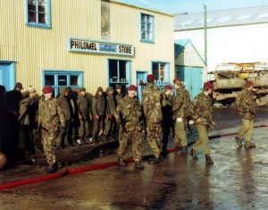 Argentine Prisoners of War guarded by Paratroopers - Internet