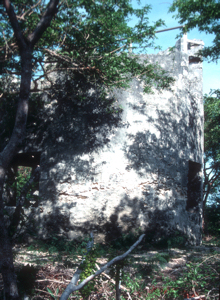 Said, in folk law, to be the Tower in Nassau from which Blackbeard watched out for likely ships to take. More likely an water tower. photograph by Jerry and Roy Klotz. Wikimedia-Commons
