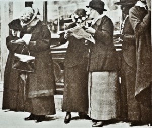 7 May 1915 Cunard Liner Lucitania sunk by U-20, people waiting for news outside Cunard's London Offices. P&G
