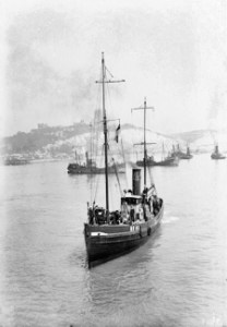 Auxiliary Patrol drifters and trawlers in Dover Harbour. Ships of the Great War the Merchant Navy Vol 3 1917-1918 Archibald Hurd